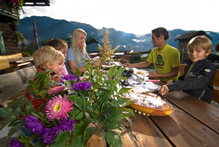 Jause auf der Almhütte mit der Familie © Gasteinertal Tourismus