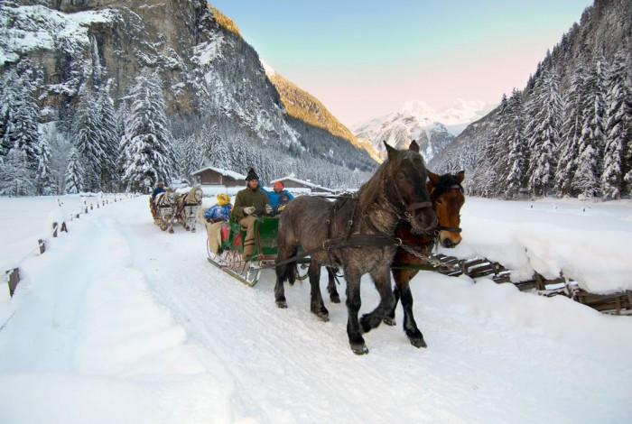 Pferdeschlittenfahrt durch tief verschneite Winterlandschaften © Gasteinertal Tourismus