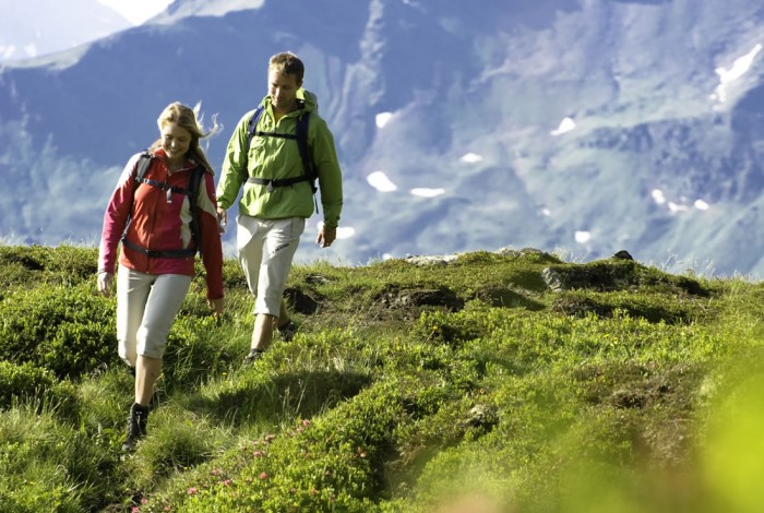 Wandern über herrlich grüne Wiesen im Almengebiet im Gasteinertal, Salzburger Land © Gasteinertal Tourismus